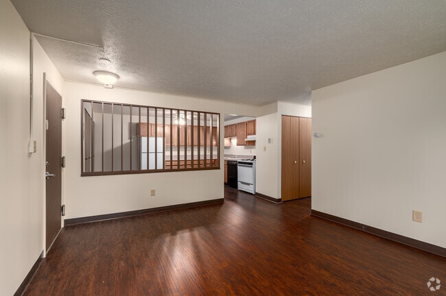 3 BD, 1 BA - 1,040SF