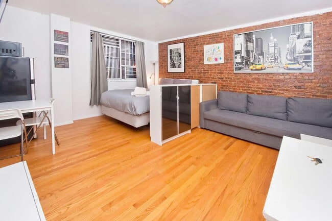 Building Photo - 339 E 95th St Rental