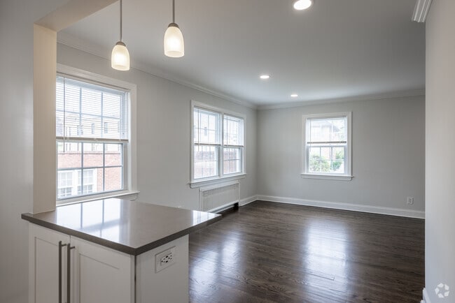 1BR, 1BA +Dining Room - 650SF