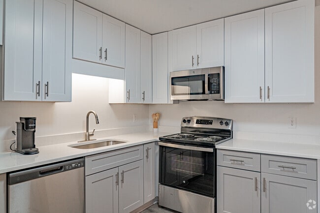 2BR, 1BA - 750SF - Kitchen