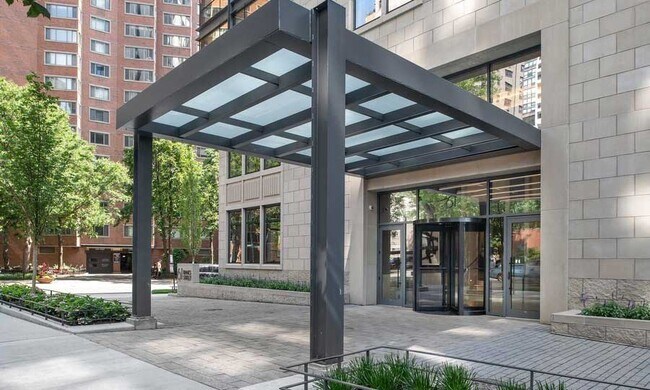 Ofrecemos la comodidad segura de un servicio de estacionamiento valet las 24 horas del día, los 7 días de la semana, a 61 residentes de Banks Street, pero también ofrecemos estacionamiento de autoservicio en nuestro garaje privado cubierto, si lo prefiere. - 61 Banks Street