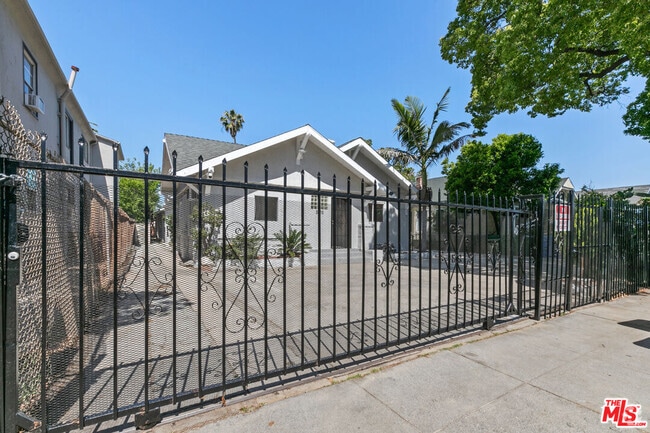 Building Photo - 3915 S Budlong Ave Rental
