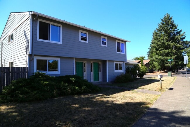 Building Photo - 3 bed/1.5 bath duplex Remodel Done 9/20/2025 Rental
