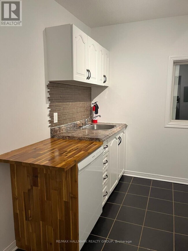 Photo - 133 Spadina Ave Unité 2