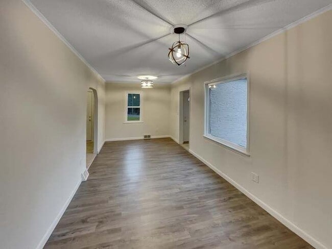 Photo - 2022 English St