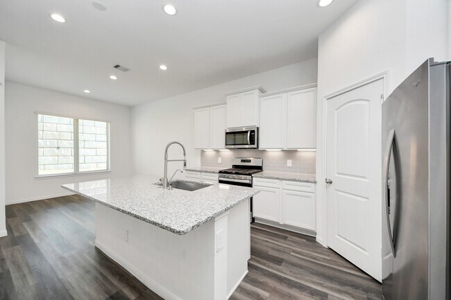 Photo - 501 Newcomb Holw Dr