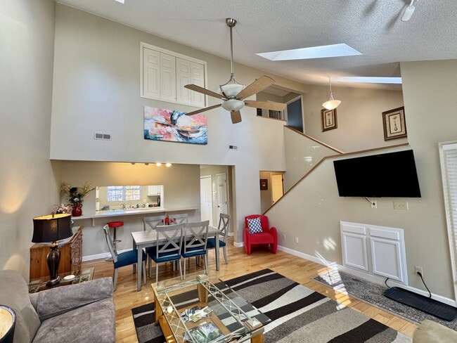 Photo - 308 Chota View Pl