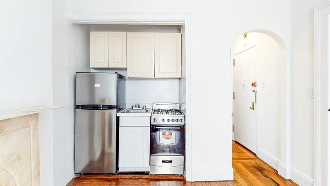 Building Photo - 147 E 72nd St Unit 5F