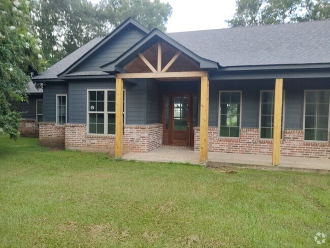 Building Photo - Charming 3 Bed 3 Bath Country Farm for Ren... Rental