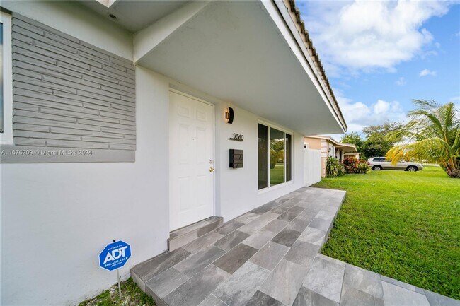 Photo - 7560 Tropicana St