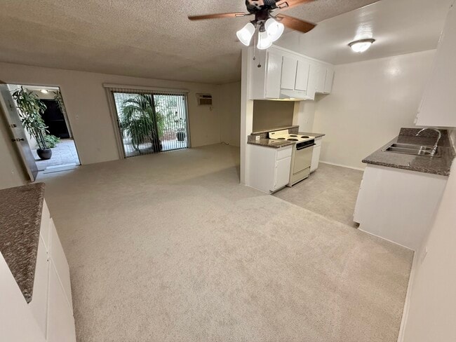 Unit º8 - View Towards Courtyard - 3775 S Canfield Ave