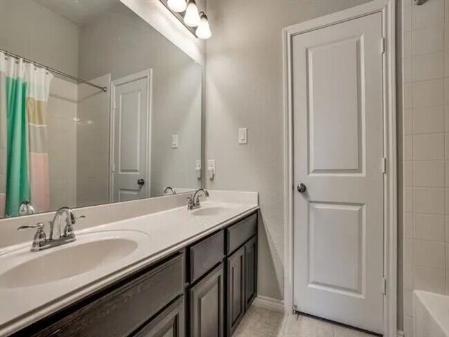 Photo - 321 Valentino Wy