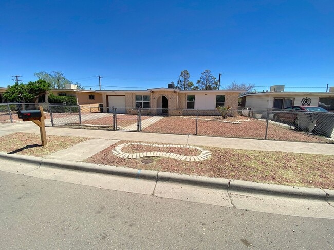 Northeast El Paso 3 bed with Refrig A/C - Northeast El Paso 3 bed with Refrig A/C House