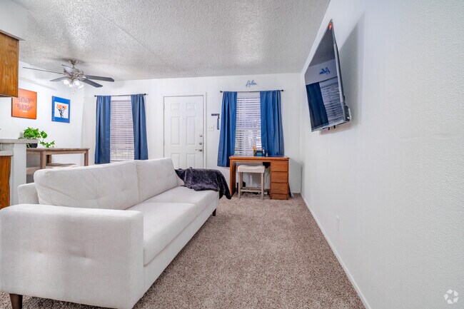 1BR, 1BA - 532SF - Living Room