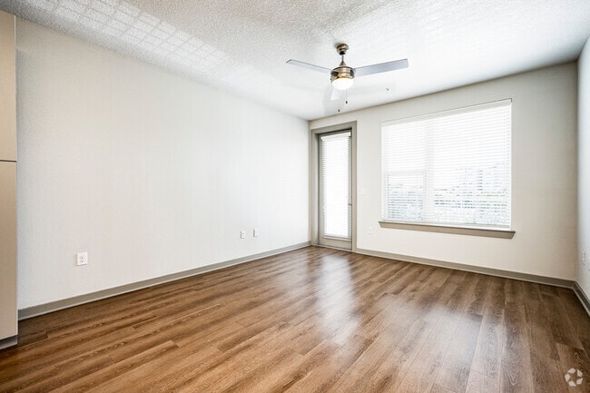 1BR, 1BA - 821SF - Living Room