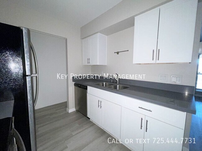 Photo - REMODELED 2 BEDROOM CONDO WITH STAINLESS S... Unidad #5