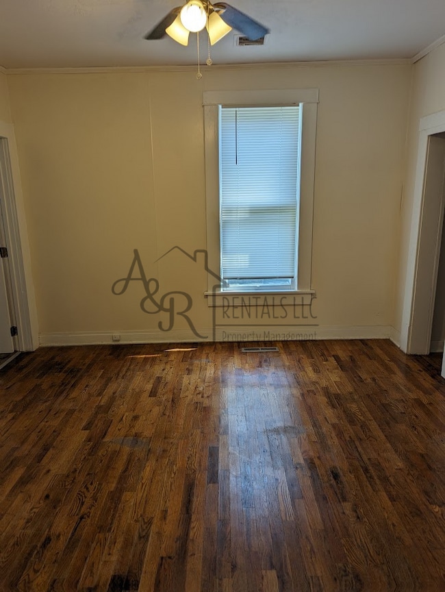 Photo - 711 N Elm St