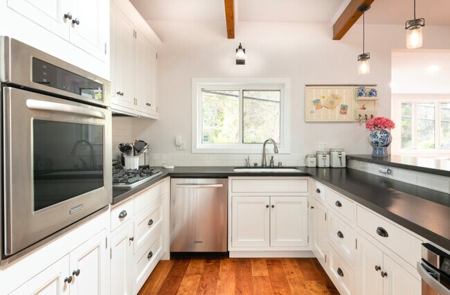 Photo - 517 W Rustic Rd