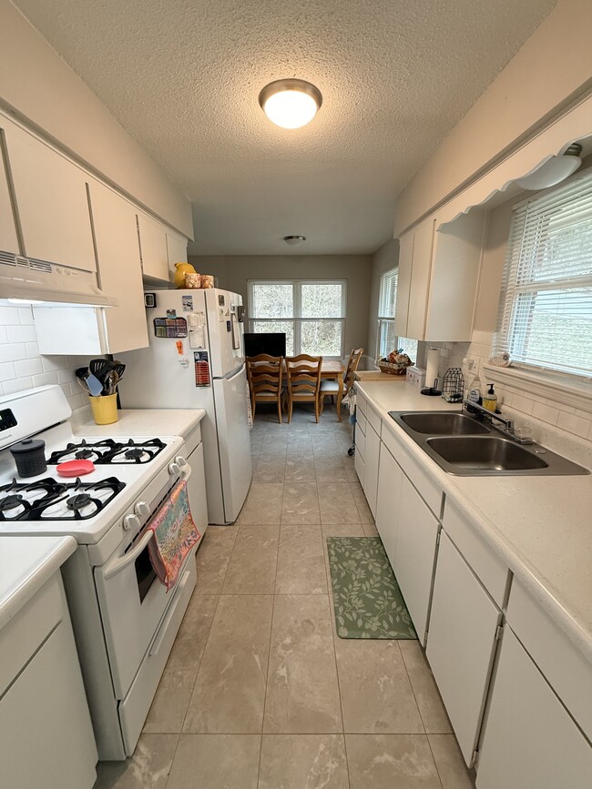 Kitchen - 415 S Sugar Creek Blvd