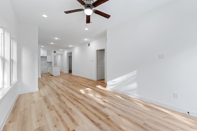 Photo - 9318 Firnat St