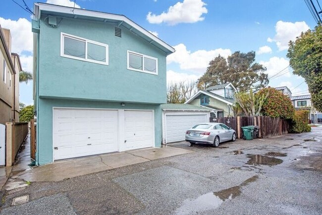 Downtown HB Remodled unit - 2 blocks from the sand