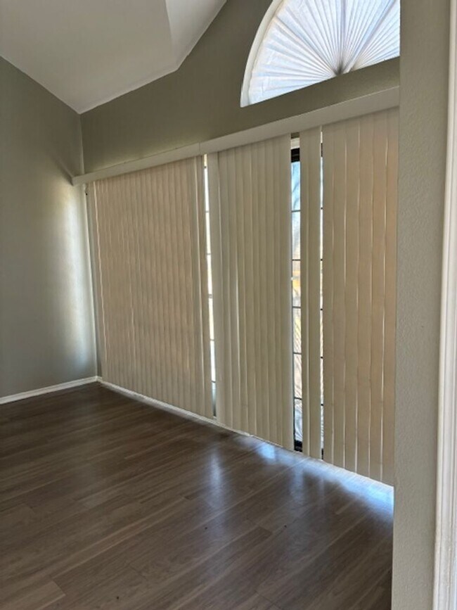 Photo - 1 BEDROOM 1 BATH WITH 1 CAR GARAGE ATTACHED IN NICE COMMUNITY GLENDALE Unidad 244