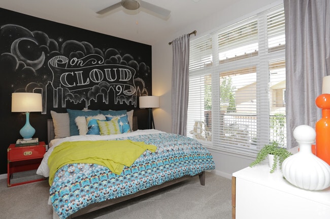 1BR, 1BA - 790 SF