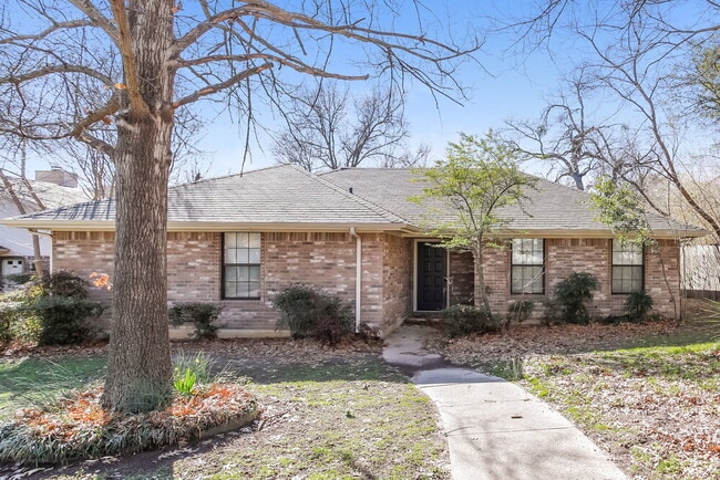 Building Photo - 2027 Cherrywood Ln