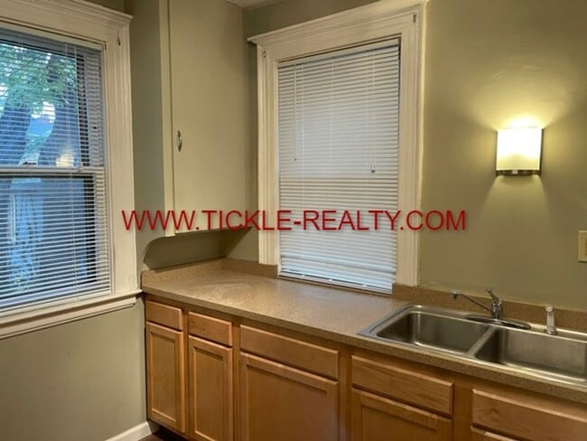 Building Photo - 10 Thayer St Unit Apt. 1