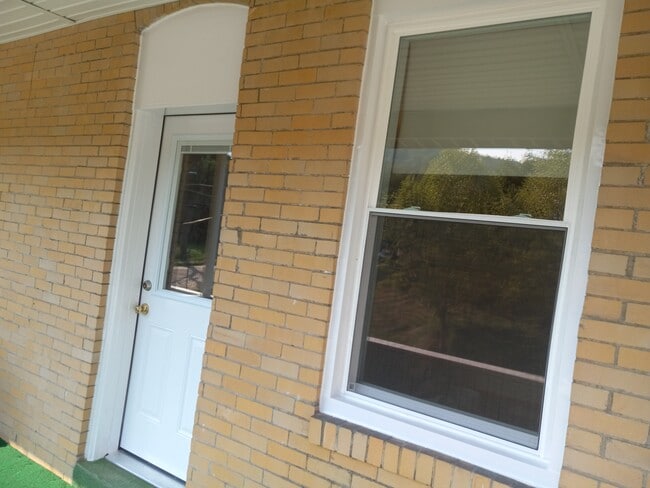 Front porch - 646 Beaver Ave Unit 2