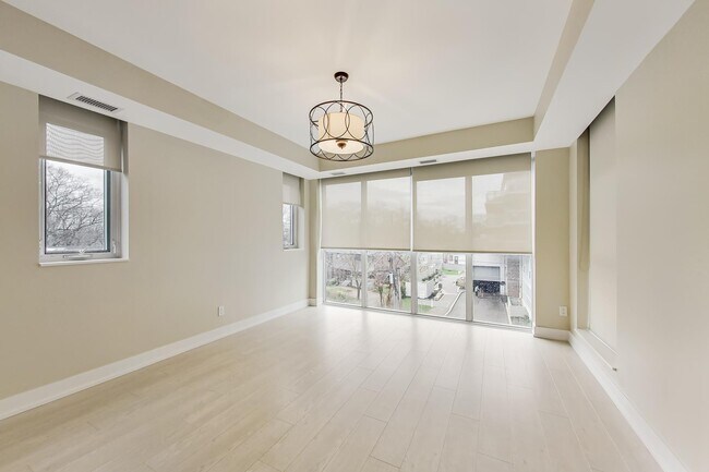 Photo - 2A Queensbury Ave Unité 304