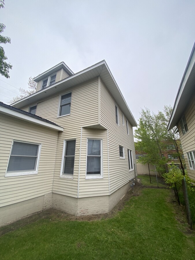 Photo - 215 E Bronson St