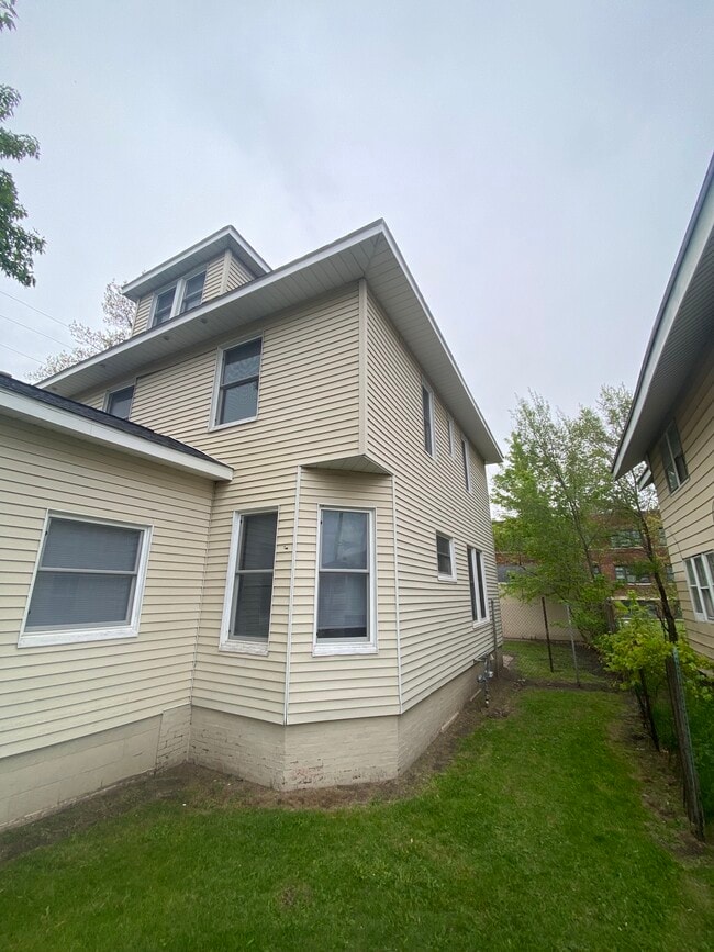 215 E Bronson St
