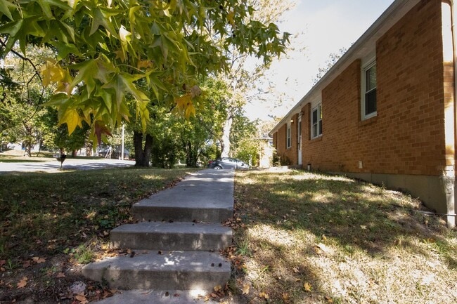 Photo - 2804 Isherwood Dr Unit B