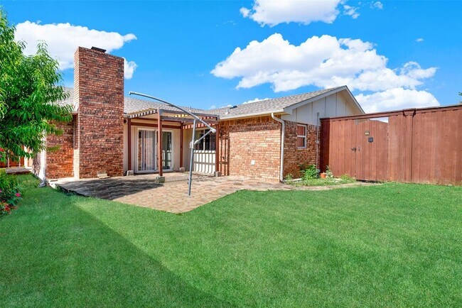 Photo - 925 Lombardy Dr