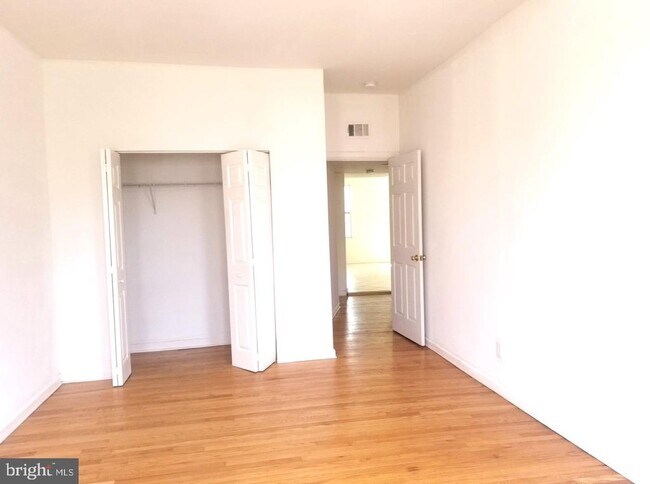 Building Photo - 805 Brooks Ln Unit 2