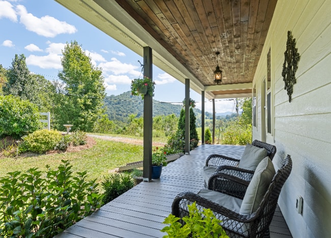 Photo - 179 Goldfinch Ln