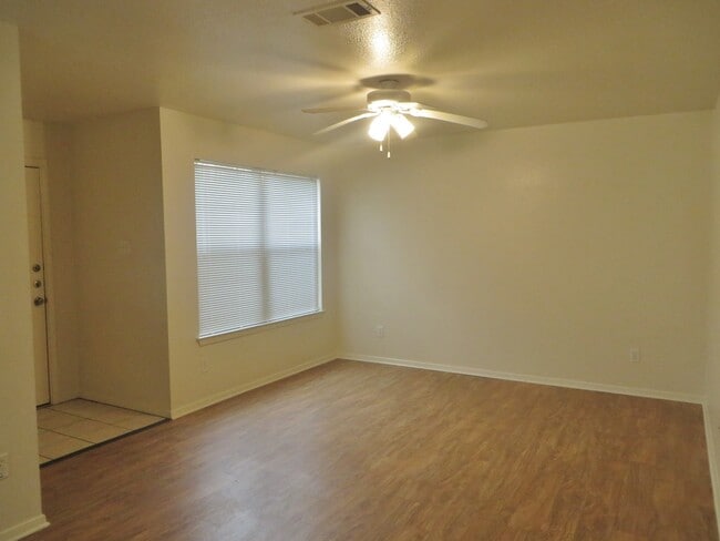 Building Photo - 2 Bedroom 2 Bathroom Unit In Georgetown