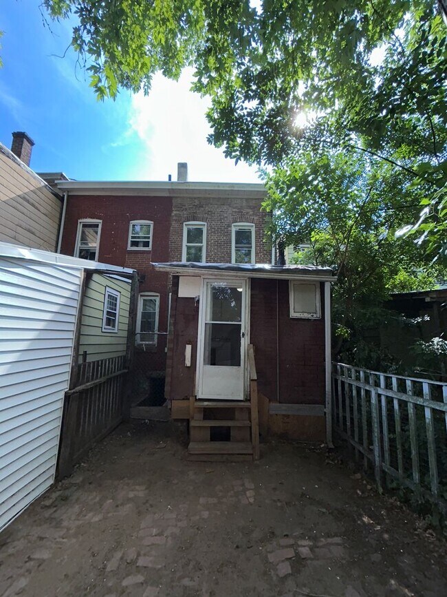 Photo - 2 Bedroom House Close to Transportation!