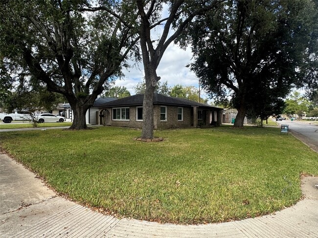 Building Photo - 702 Robin Cir