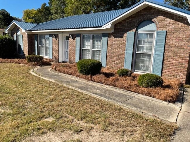 Building Photo - 4 Bedroom Large Backyard