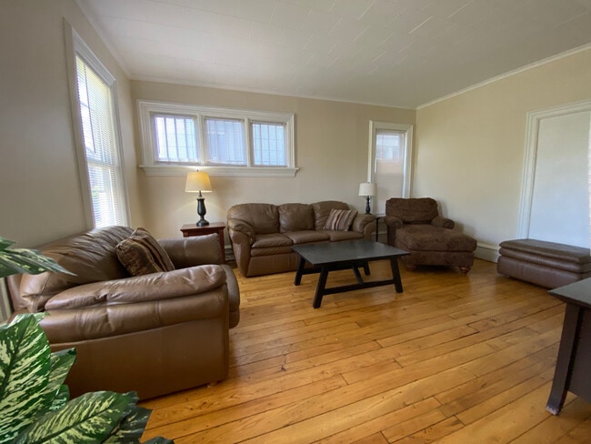 Photo - 1148 Memorial Ave
