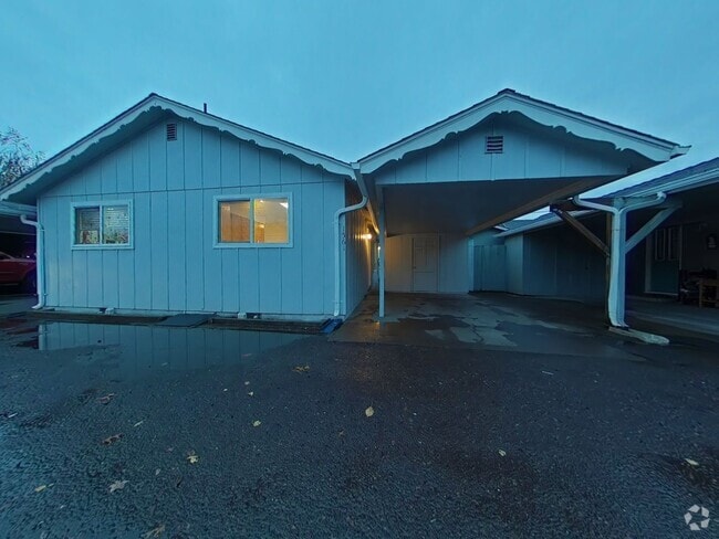 Building Photo - 2 Bedroom Duplex ~ Close to 9th Street Unit 1561 NW Highland Rental