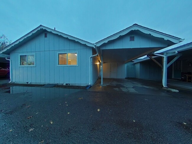 2 Bedroom Duplex ~ Close to 9th Street - 2 Bedroom Duplex ~ Close to 9th Street Apartment Unit 1561 NW Highland