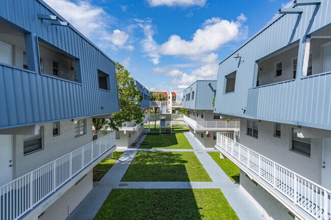 La Estancia - La Estancia Apartments