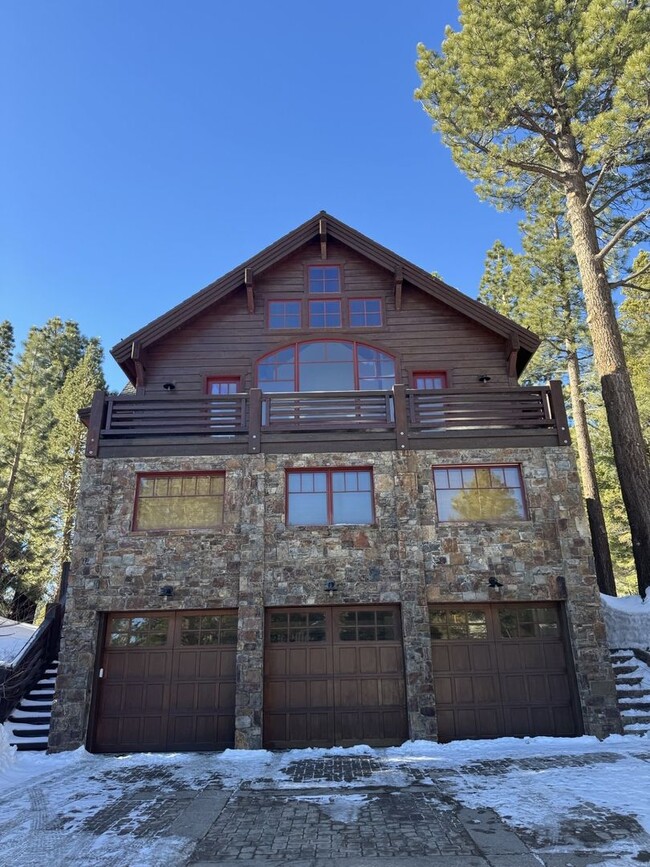 Building Photo - Luxury 5-Bedroom, 6-Bathroom Mountain Retr... Rental