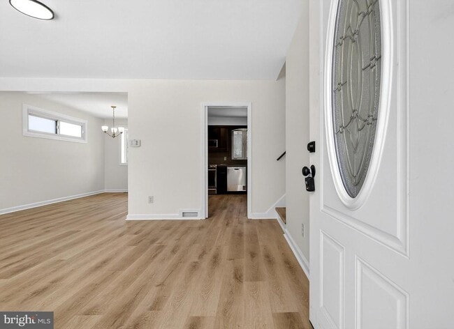 Photo - 154 Valleybrook Rd E