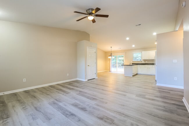 Photo - 302 Yukon Dr