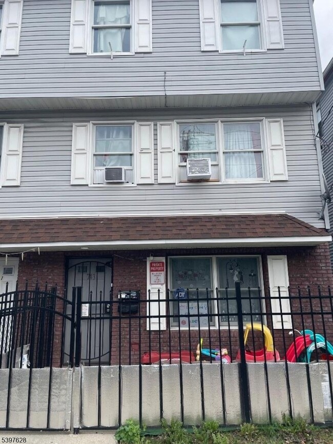 Photo - 743 E 18th St Unidad 3