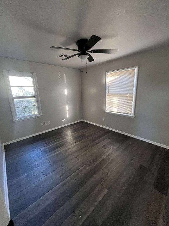 Photo - 701 E Holman Ct